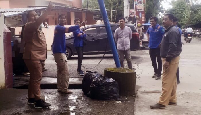 Bhabinkamtibmas Polsek Pangkajene Koordinasi dengan Dishub Terkait Tiang CCTV Miring di Tumampua