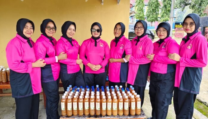 Bhayangkari Ranting Polsek Balocci Gelar Panen Ecoenzyme Serentak, Wujud Kepedulian Lingkungan dan Ketahanan Pangan