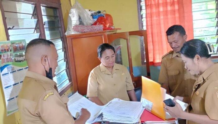 Perkuat Tata Kelola Kearsipan DISARPUS Sikka Lakukan Pendampingan Pengelolaan Arsip di Desa Paubekor, Kecamatan Koting