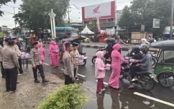 Polres Pangkep Bersama Bhayangkari Tebar Kebaikan Ramadhan dengan Berbagi Takjil