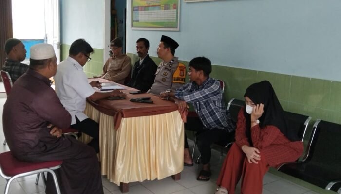 Bhabinkamtibmas Polsek Pangkajene Mediasi Problem Solving Batas Tanah di Kel. Sibatua Kec. Pangkajene