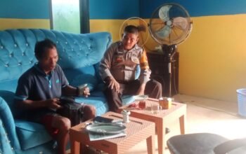 Bhabinkamtibmas laksanakan giat sambangi warga yg ada desa binaan dan melakukan pemantauan situasi wilayah binaan