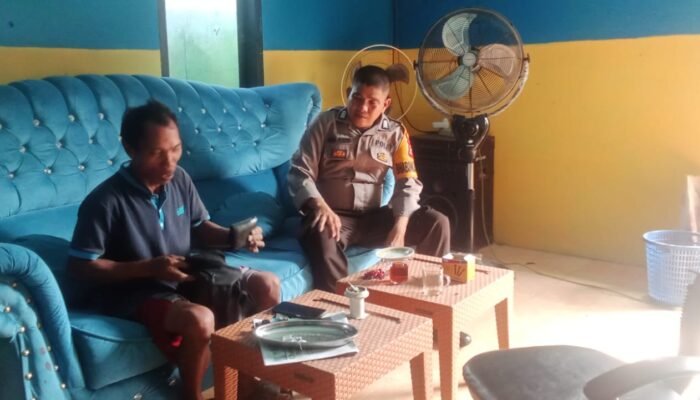 Bhabinkamtibmas laksanakan giat sambangi warga yg ada desa binaan dan melakukan pemantauan situasi wilayah binaan