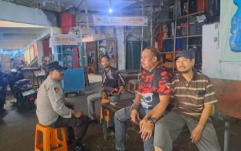 Bhabinkamtibmas Kelurahan Mappasaile Kontrol Pasar Sentral Pangkajene, Sampaikan Pesan Kamtibmas