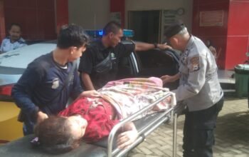 Gerak Cepat Personil Polsek Bungoro Bantu Evakuasi Korban Tersengat Listrik