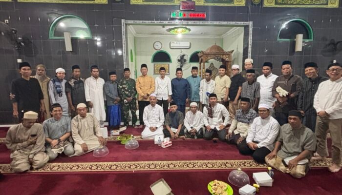 Safari Ramadan di Masjid Nurul Huda Bontoa, Plt Camat Minasatene dan Dirut PT Semen Tonasa Pererat Silaturahmi dengan Warga