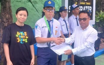Yayasan Taman Tunas Makassar Apresiasi Siswa Berprestasi SMP Frater Parepare dalam Upacara Bendera