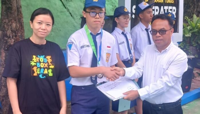 Yayasan Taman Tunas Makassar Apresiasi Siswa Berprestasi SMP Frater Parepare dalam Upacara Bendera