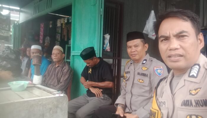 Wujud Empati, Bhabinkamtibmas Melayat ke Rumah Duka dan mengantar Jenazah Ke pemakaman Umum di wilayah Kel. Bonto Perak