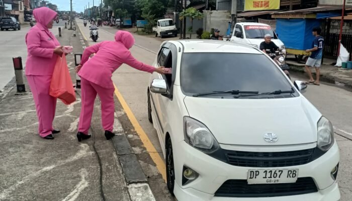 Tebar Kebaikan Ramadhan, Bhayangkari Ranting Segeri Bagikan Takjil di Depan Masjid Al Multazam