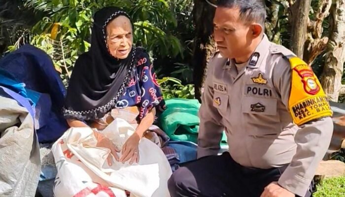 Bhabinkamtibmas Desa Tompo Bulu Laksanakan Sambang Door to Door, Pererat Silaturahmi dan Sampaikan Himbauan Kamtibmas