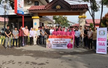 Polres Pangkep Bersama Bhayangkari Berbagi Takjil di Bulan Suci Ramadan