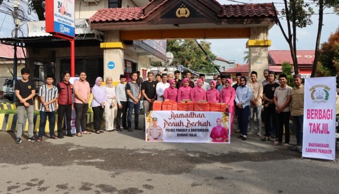 Polres Pangkep Bersama Bhayangkari Berbagi Takjil di Bulan Suci Ramadan