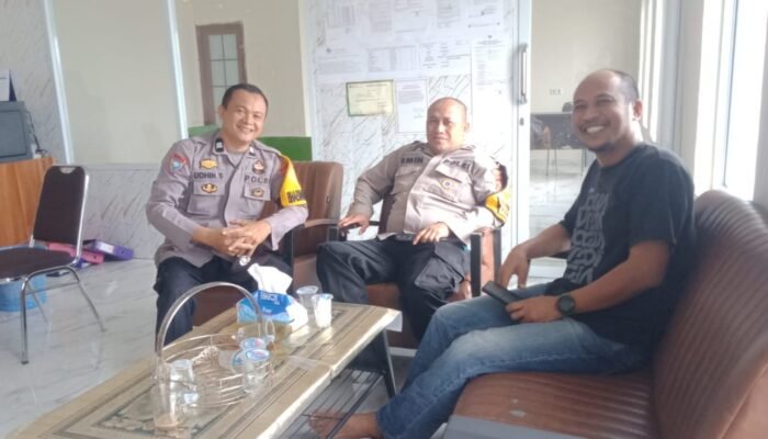 Jalin Silaturahmi Bhabinkamtibmas Polsek Minasatene Sambang keparbrik air minum kemasan Zero