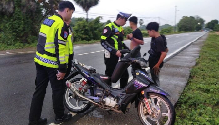 Patroli Gabungan Sat Lantas Polres Pangkep dan Polsek Balocci Antisipasi Balap Liar, Tiga Motor Berknalpot Bogar Diamankan