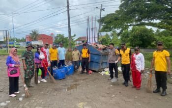 Sinergitas TNI–Polri dan Pemerintah Kelurahan, Kerja Bakti Bersihkan Sampah di Pasar Tradisional Bonto-Bonto