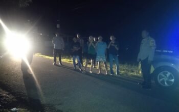 Laksanakan Patroli Dialogis Polsek Balocci Himbau Warga Sedang Beraktivitas Untuk Tetap Waspada Kejahatan di Malam Hari