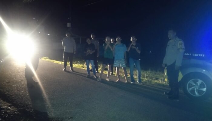 Laksanakan Patroli Dialogis Polsek Balocci Himbau Warga Sedang Beraktivitas Untuk Tetap Waspada Kejahatan di Malam Hari