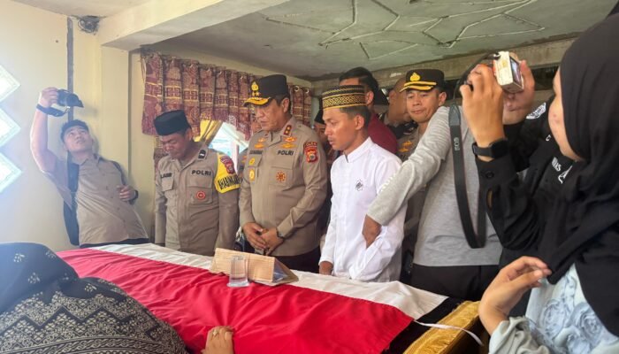 Kapolda Sulsel Kunjungi Rumah Duka Bripda Dirja Pratama di Pinrang, Pastikan Penanganan Kasus Secara Transparan