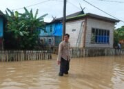Bhabinkamtibmas Polsek Pangkajene Meninjau lokasi banjir dan memberikan Himbau kepada Warga untuk tetap Waspada Cuaca Ekstrem