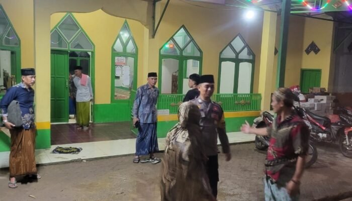Bhabinkamtibmas Polsek Tondong Tallasa Amankan Salat Isya dan Tarawih Malam Kedua Ramadan di Desa Bulu Tellue