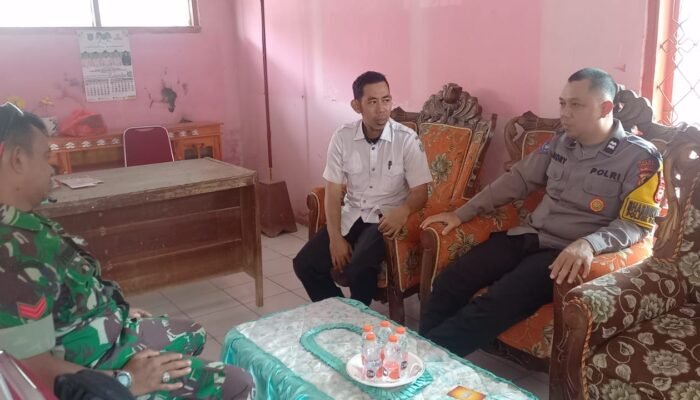 Bhabinkamtibmas Bersama Babinsa Laksanakan Kunjungan Bersama di Salah Satu Sekolah Dasar diwilayah Binaan
