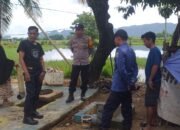 Bhabinkamtibmas Polsek Pangkajene Bersama Damkar Pangkep Tinjau dan Bersihkan Saluran IPAL Tersumbat di Kp Barasa Sibatua