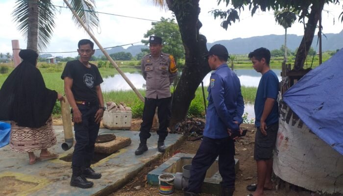 Bhabinkamtibmas Polsek Pangkajene Bersama Damkar Pangkep Tinjau dan Bersihkan Saluran IPAL Tersumbat di Kp Barasa Sibatua