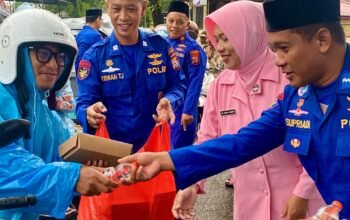 Sat Polairud Polres Pangkep Bersama Bhayangkari Berbagi Takjil di Bulan Ramadhan