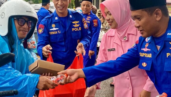Sat Polairud Polres Pangkep Bersama Bhayangkari Berbagi Takjil di Bulan Ramadhan