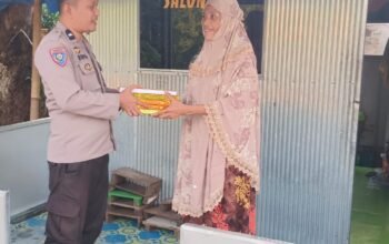 Peduli Pendidikan Agama, Bhabinkamtibmas Pabundukang Salurkan Bantuan Al-Qur’an di Pangkajene