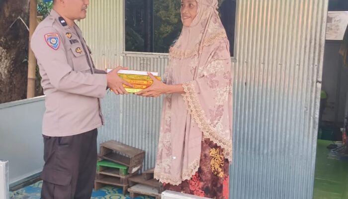 Peduli Pendidikan Agama, Bhabinkamtibmas Pabundukang Salurkan Bantuan Al-Qur’an di Pangkajene