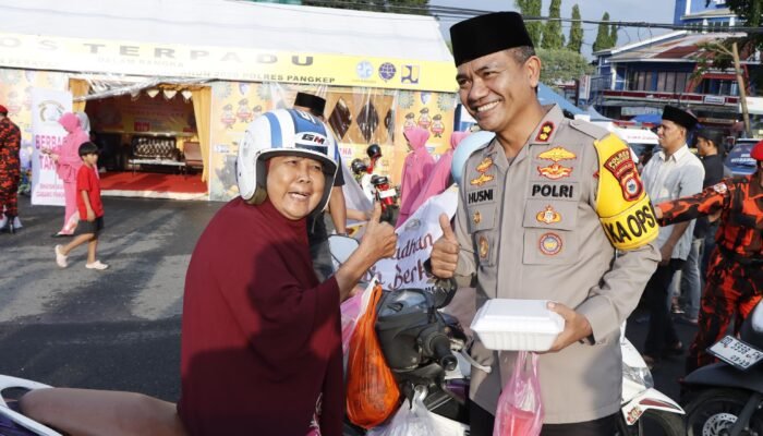 Kapolres Pangkep Bersama Bhayangkari Berbagi Takjil di Pos Terpadu Pelayanan Idul Fitri