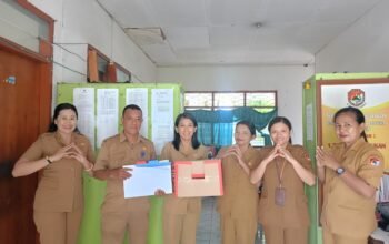 DISARPUS Sikka Lakukan Pendampingan Pemeliharaan dan Penyusutan Arsip di Badan Kesbangpol Sikka.