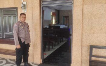Ciptakan Rasa Aman, Bhabinkamtibmas Padanglampe Lakukan Pengamanan Ibadah Mingguan Jemaat Gereja Klasis Mappatuo