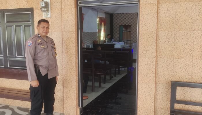 Ciptakan Rasa Aman, Bhabinkamtibmas Padanglampe Lakukan Pengamanan Ibadah Mingguan Jemaat Gereja Klasis Mappatuo