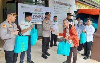 Polri Peduli, Bhabinkamtibmas Antar Warga Terima Zakat Fitrah dari Kapolres Pangkep.