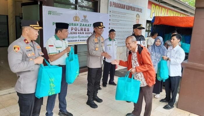 Polri Peduli, Bhabinkamtibmas Antar Warga Terima Zakat Fitrah dari Kapolres Pangkep.