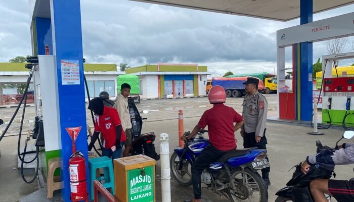 Patroli Dialogis di SPBU Laikang, Personel Polsek Ma’rang Himbau Pemudik Utamakan Keselamatan