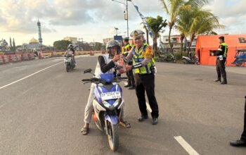 Sat Lantas Polres Pangkep Bersama Bhayangkari Berbagi Takjil kepada Pengguna Jalan