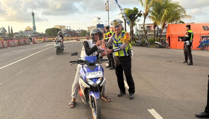 Sat Lantas Polres Pangkep Bersama Bhayangkari Berbagi Takjil kepada Pengguna Jalan