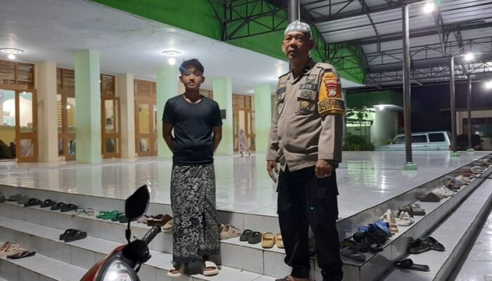 Pastikan Ibadah Ramadhan Berjalan Aman, Bhabinkamtibmas Laksanakan Pengamanan Shalat Tarawih.