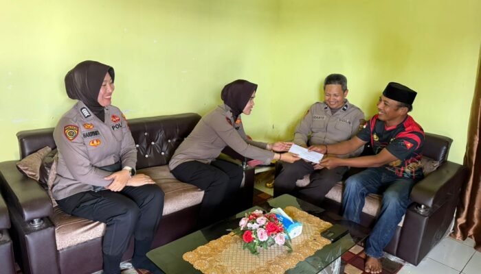 Wujud Kepedulian, Polres Pangkep Jenguk Personel yang Sakit