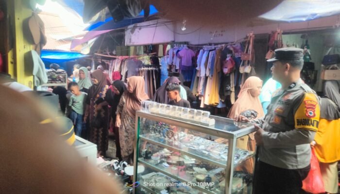 Bhabinkamtibmas Polsek Ma’rang Rutin Patroli Dialogis di Pasar, Ciptakan Rasa Aman bagi Pedagang dan Pembeli