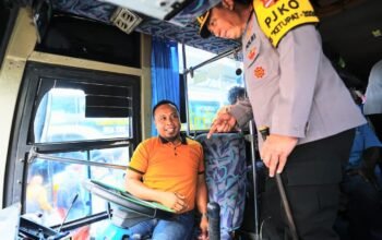 Tinjau Terminal Purabaya, Kapolri ke Sopir Bus: Hati-Hati dan Jaga Keselamatan Pemudik