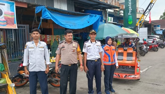 Bhabinkamtibmas Mappasaile Dampingi Penertiban Pedagang Ikan di Pasar Sentral Pangkajene