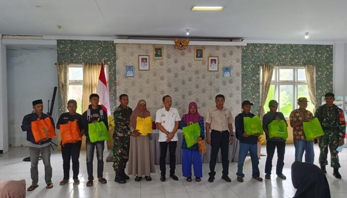 Ketua BAZNAS Kabupaten Pangkajene dan Kepulauan Salurkan 40 Paket Ramadhan Bahagia di Kecamatan Balocci