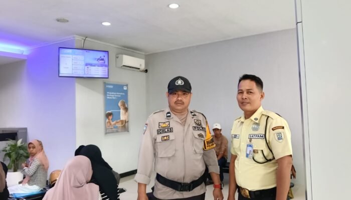 Bhabinkamtibmas Kelurahan Mappasaile Laksanakan Patroli dan Imbauan Kamtibmas di BRI Cabang Pangkep