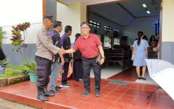 Jamin Rasa Aman Kegiatan Ibadah Minggu Pagi, Bhabinkamtibmas Kelurahan Tonasa Laksanakan Pengamanan.