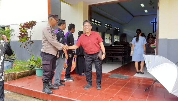 Jamin Rasa Aman Kegiatan Ibadah Minggu Pagi, Bhabinkamtibmas Kelurahan Tonasa Laksanakan Pengamanan.